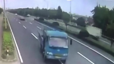 Truck Carrying Steel Rod With No Flag For Safety